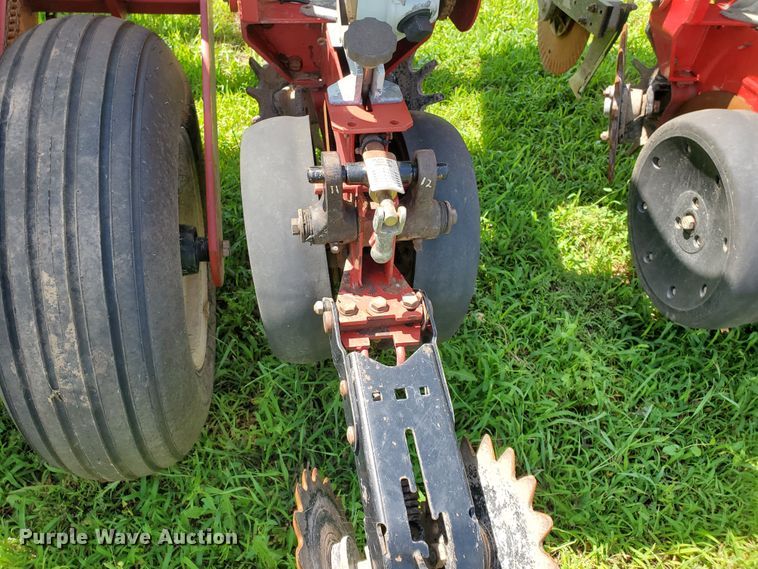 image for item DJ3153 2006 White 8108 no-till planter