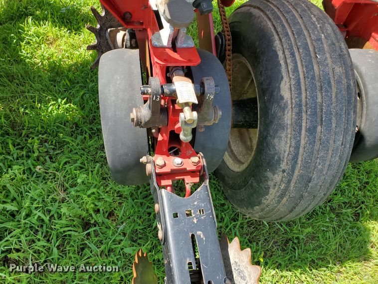 image for item DJ3153 2006 White 8108 no-till planter