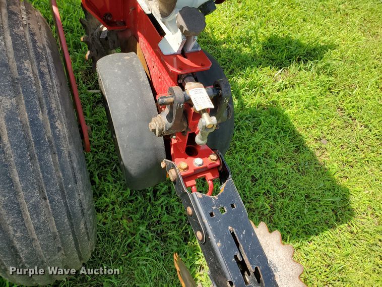 image for item DJ3153 2006 White 8108 no-till planter