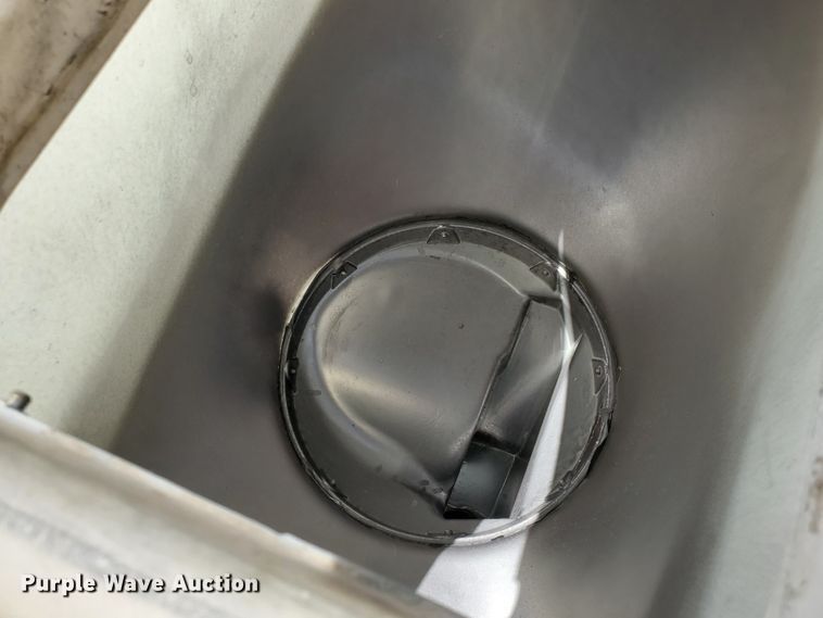 image for item DJ3153 2006 White 8108 no-till planter