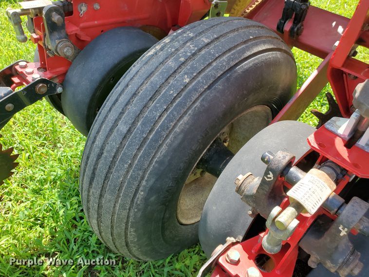 image for item DJ3153 2006 White 8108 no-till planter