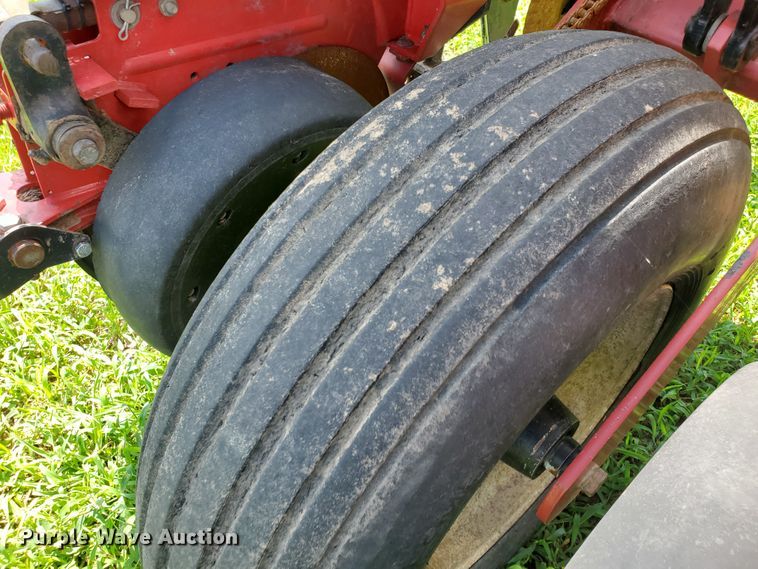 image for item DJ3153 2006 White 8108 no-till planter