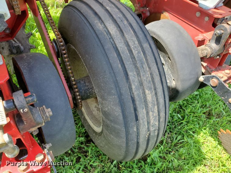 image for item DJ3153 2006 White 8108 no-till planter