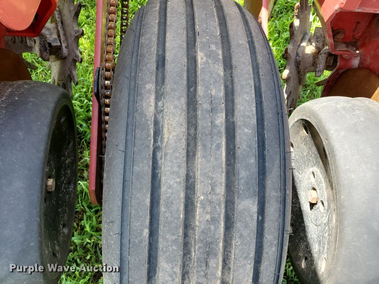 image for item DJ3153 2006 White 8108 no-till planter