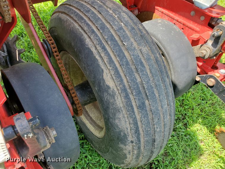 image for item DJ3153 2006 White 8108 no-till planter