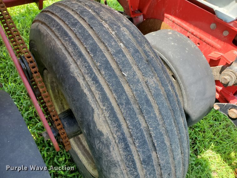 image for item DJ3153 2006 White 8108 no-till planter