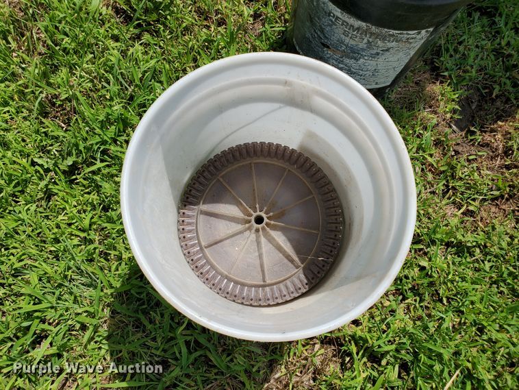 image for item DJ3153 2006 White 8108 no-till planter