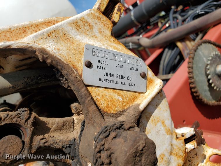 image for item DJ3153 2006 White 8108 no-till planter