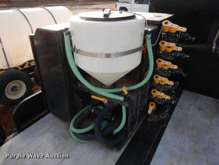 image for item DJ5819 2018 Road Runner 4000 drop deck sprayer trailer