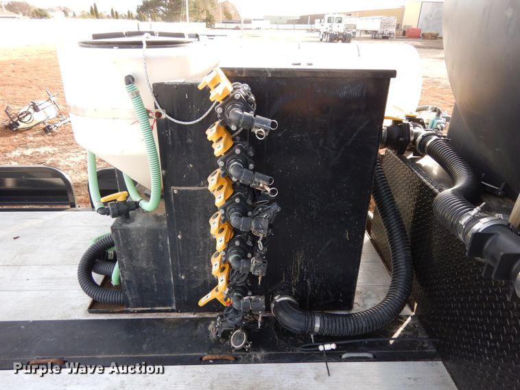 image for item DJ5819 2018 Road Runner 4000 drop deck sprayer trailer