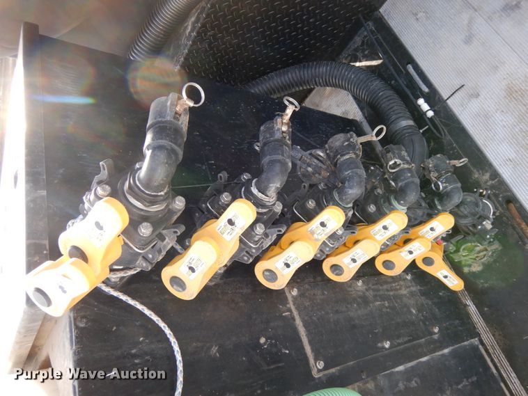 image for item DJ5819 2018 Road Runner 4000 drop deck sprayer trailer