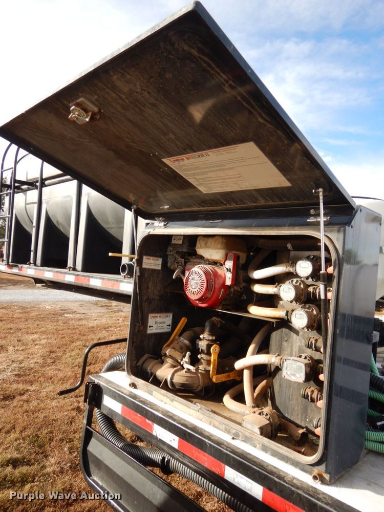 image for item DJ5819 2018 Road Runner 4000 drop deck sprayer trailer