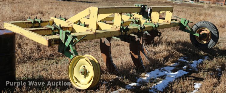 image for item EO9852 John Deere V-ripper