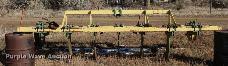 image for item EO9852 John Deere V-ripper