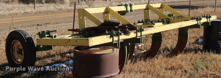 image for item EO9852 John Deere V-ripper