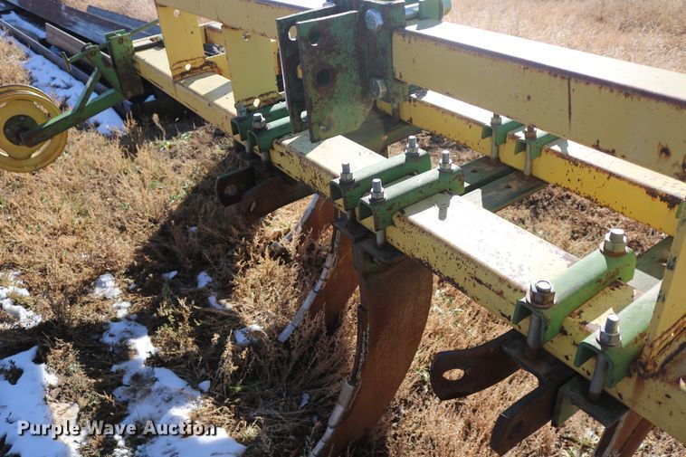 image for item EO9852 John Deere V-ripper