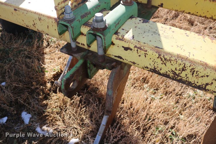 image for item EO9852 John Deere V-ripper