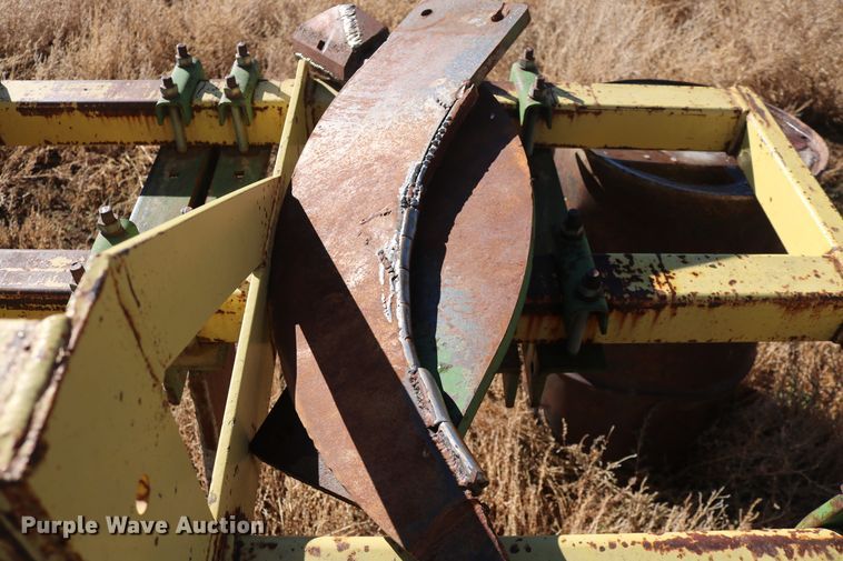 image for item EO9852 John Deere V-ripper
