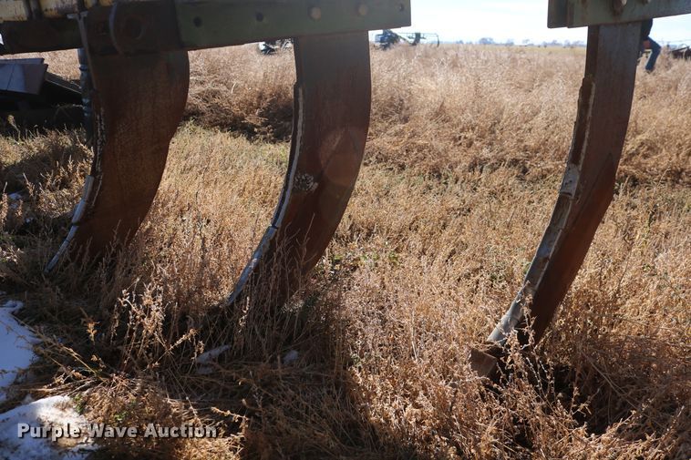 image for item EO9852 John Deere V-ripper