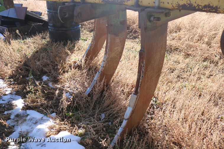 image for item EO9852 John Deere V-ripper