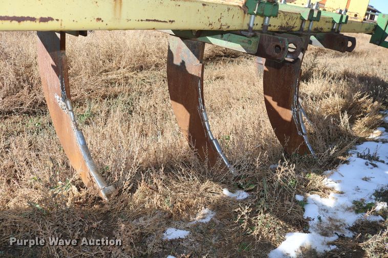 image for item EO9852 John Deere V-ripper