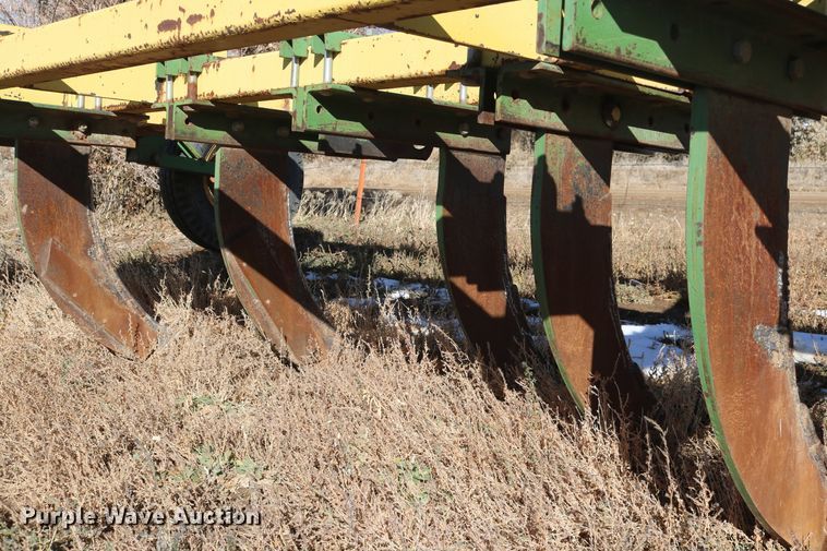 image for item EO9852 John Deere V-ripper