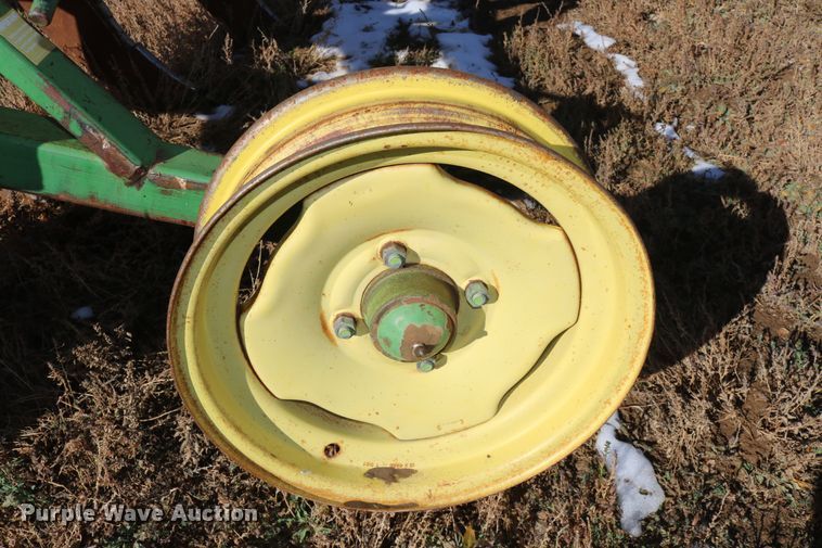 image for item EO9852 John Deere V-ripper