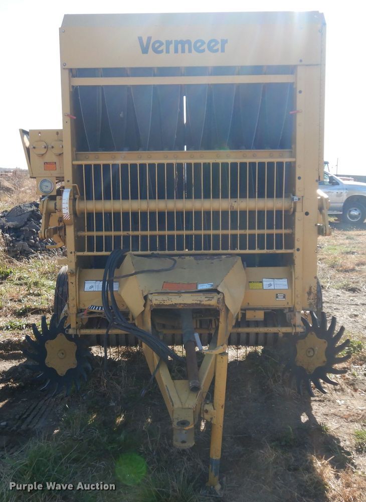 image for item EY9053 Vermeer 605J  round baler