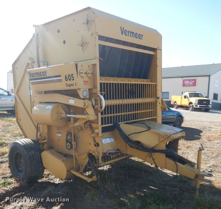 image for item EY9053 Vermeer 605J  round baler