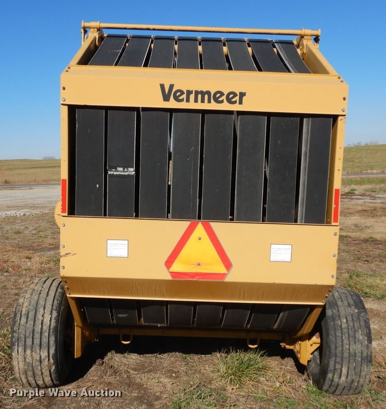 image for item EY9053 Vermeer 605J  round baler
