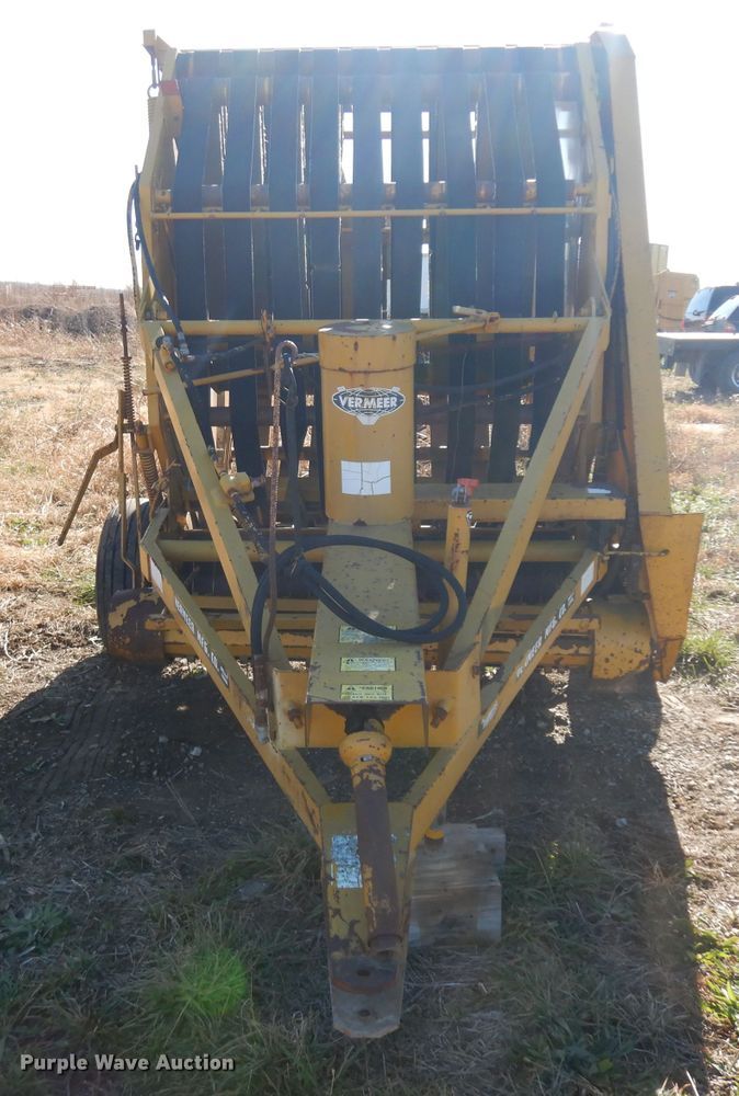 image for item EY9054 Vermeer 605C  round baler