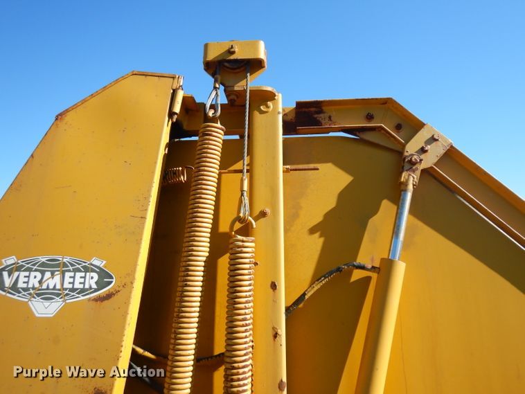 image for item EY9054 Vermeer 605C  round baler