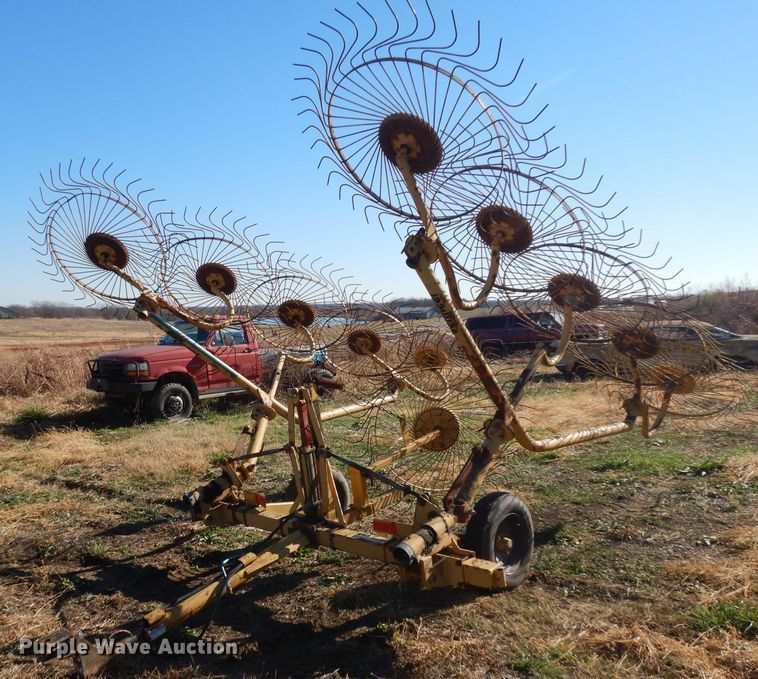 image for item EY9056 Vermeer WR22 hay rake