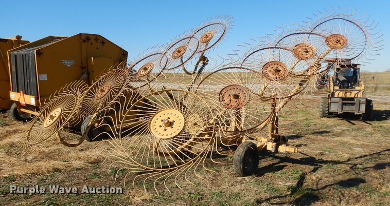 image for item EY9056 Vermeer WR22 hay rake