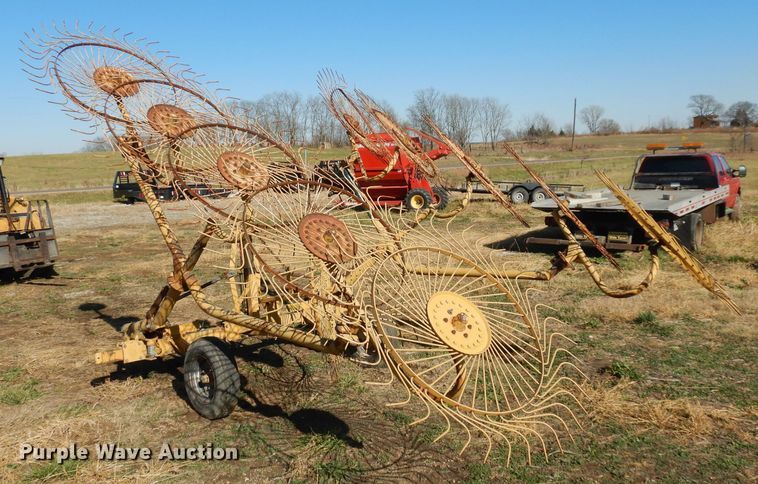 image for item EY9056 Vermeer WR22 hay rake