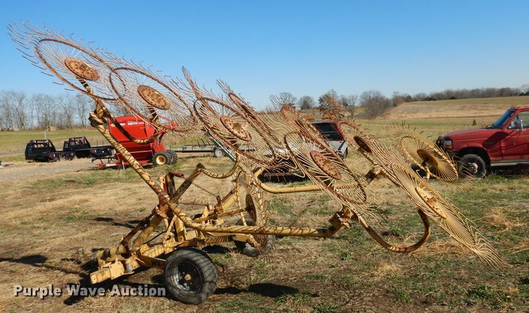 image for item EY9056 Vermeer WR22 hay rake