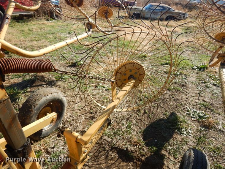 image for item EY9056 Vermeer WR22 hay rake