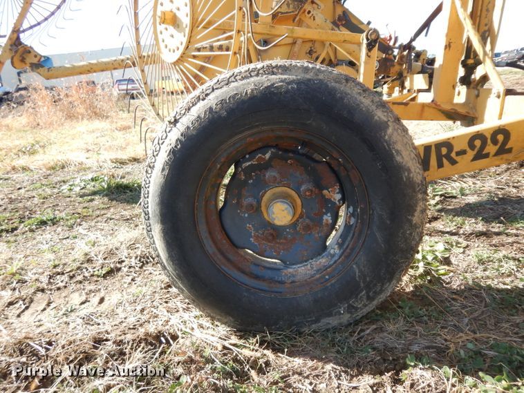 image for item EY9056 Vermeer WR22 hay rake