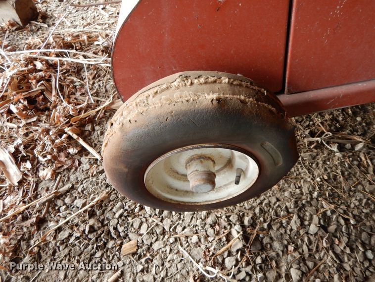 image for item FG9633 2004 AGCO 4910  large square baler