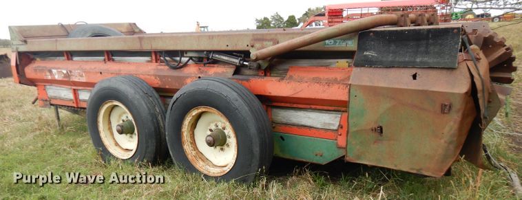 image for item FW9825 New Idea 245 manure spreader