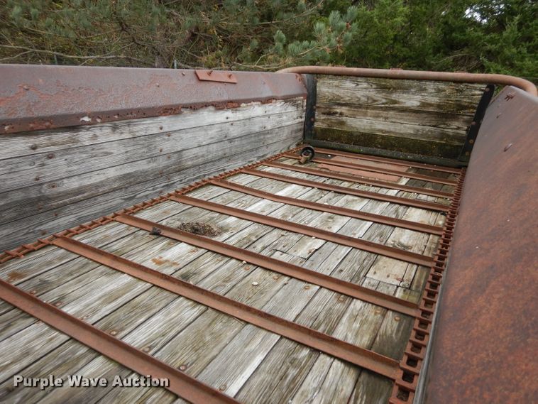 image for item FW9825 New Idea 245 manure spreader