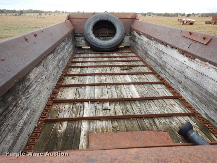 image for item FW9825 New Idea 245 manure spreader