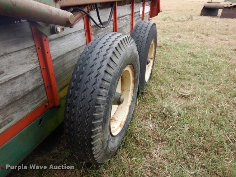 image for item FW9825 New Idea 245 manure spreader