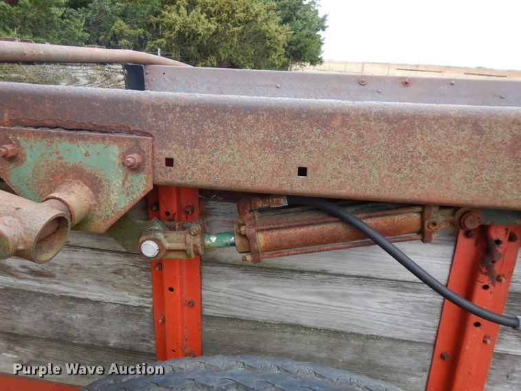 image for item FW9825 New Idea 245 manure spreader