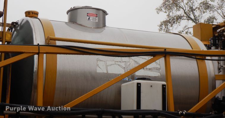 image for item FW9838 2001 Ag-Chem RoGator 854  sprayer