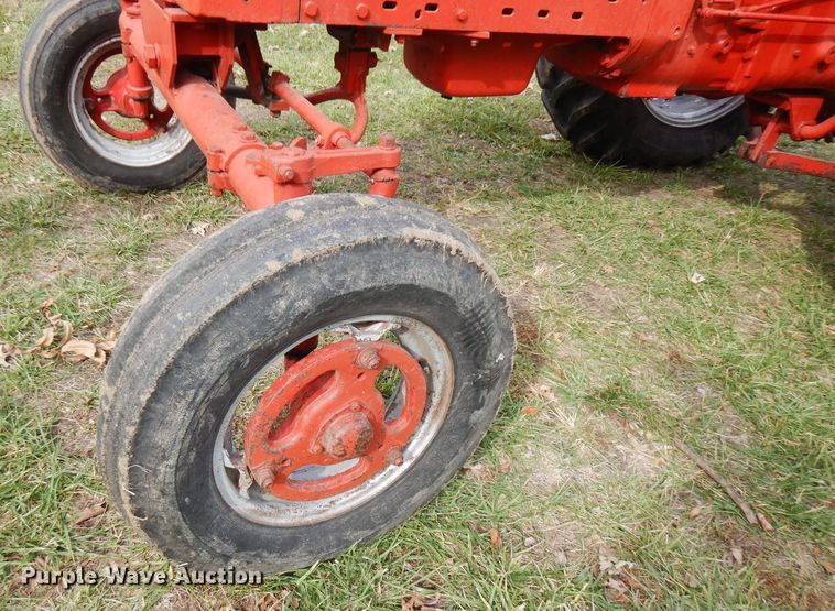 image for item FW9892 1954 International Farmall 400  tractor