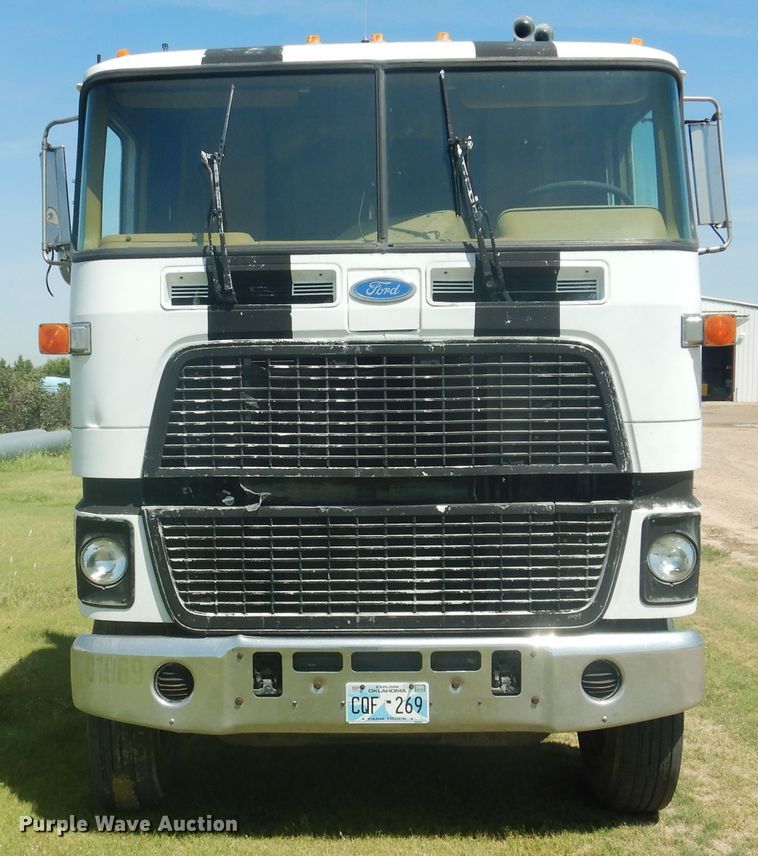 image for item HB9015 1985 Ford CLT9000  tank truck