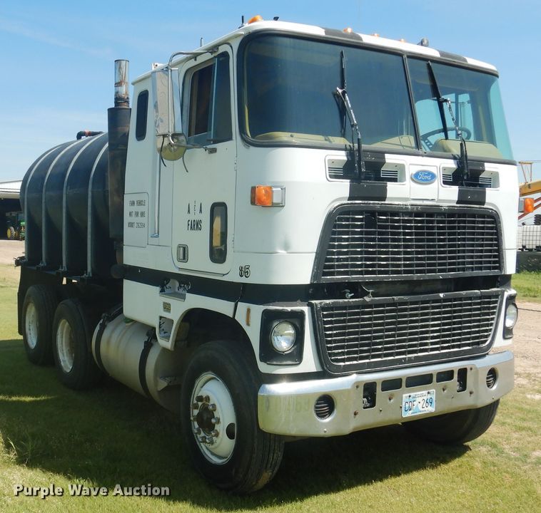 image for item HB9015 1985 Ford CLT9000  tank truck