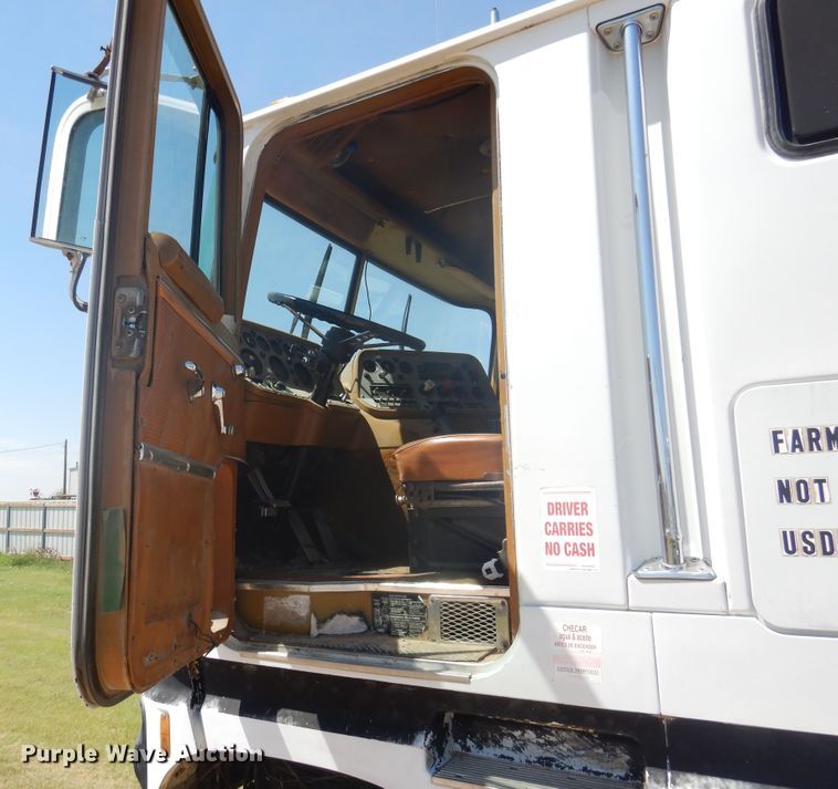 image for item HB9015 1985 Ford CLT9000  tank truck