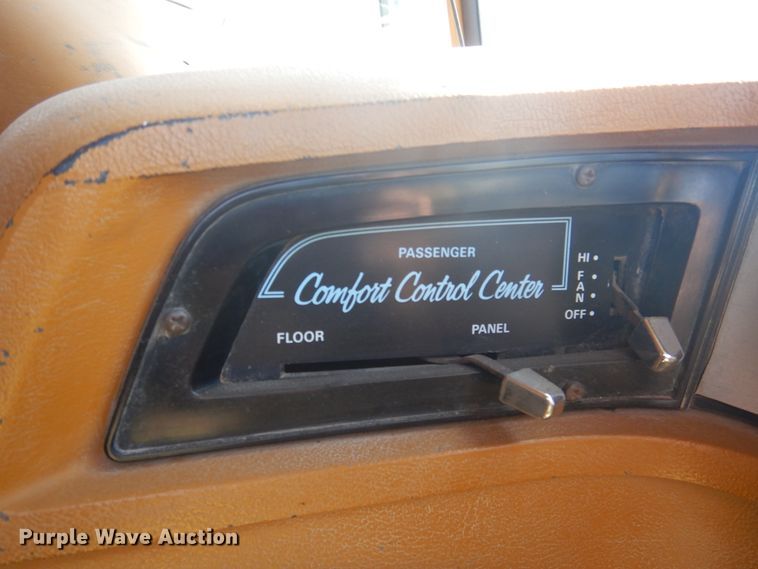 image for item HB9015 1985 Ford CLT9000  tank truck